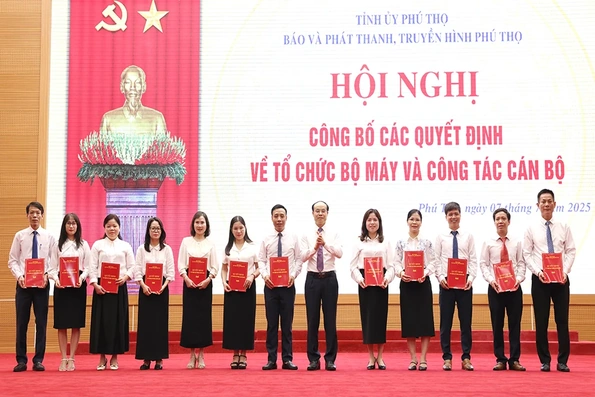 Công bố quyết định về tổ chức bộ máy và công tác cán bộ của Báo và phát thanh, truyền hình Phú Thọ