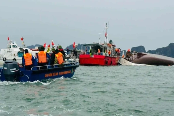 Lật tàu chở 53 người trên vịnh Hạ Long