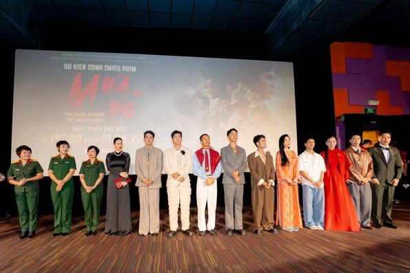 Mưa đỏ thu 40 tỉ đồng trong ngày đầu ra rạp