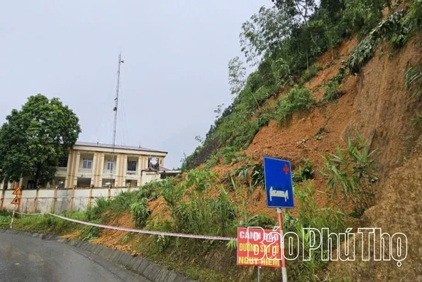 Xã Trung Sơn chuyển địa điểm làm việc do sạt lở đất