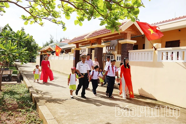 Rộn ràng khai giảng năm học mới trên quần đảo Trường Sa
