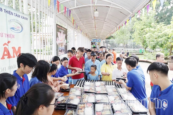 Học sinh THPT Trần Phú dùng tiền thưởng nấu cháo thiện nguyện