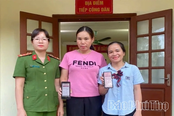 Công an xã Kim Bôi hỗ trợ người dân nhận lại tiền chuyển khoản nhầm