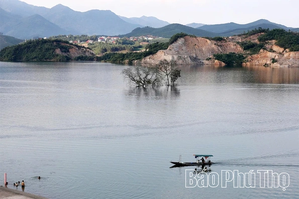 Cảnh báo nguy hiểm từ những hoạt động tự phát tại lòng hồ Cánh Tạng