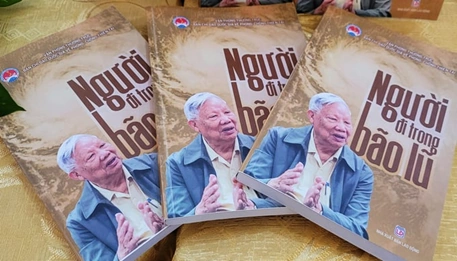 Người đi trong bão lũ