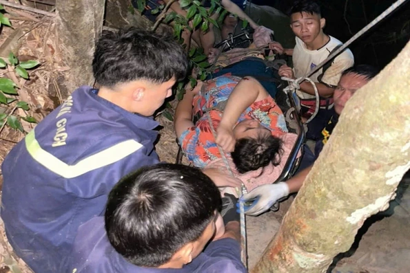 Cảnh sát cứu 3 người khuyết tật bị ngã xuống thác ở Tam Đảo