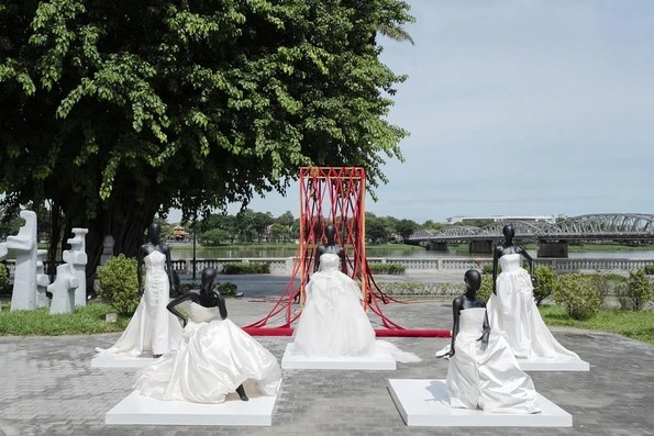 Vẻ đẹp vượt thời gian của thêu cung đình Huế trong thời trang đương đại