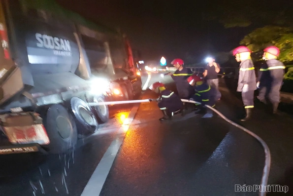 Khẩn trương dập tắt vụ cháy xe ô tô trên cao tốc Nội Bài - Lào Cai