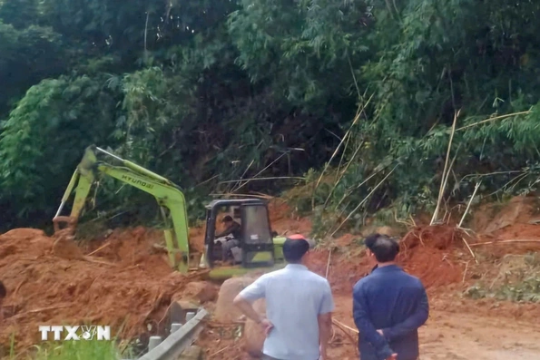 Mưa lũ tại miền Trung: Vẫn còn gần 60 vị trí trên các tuyến quốc lộ bị ách tắc