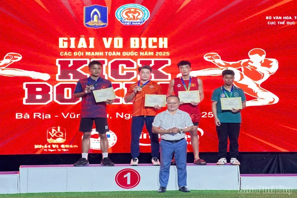 Hoàng Đình Mạnh – từ nhà vô địch Muay thế giới đến huấn luyện viên trẻ truyền lửa cho võ thuật Đất Tổ