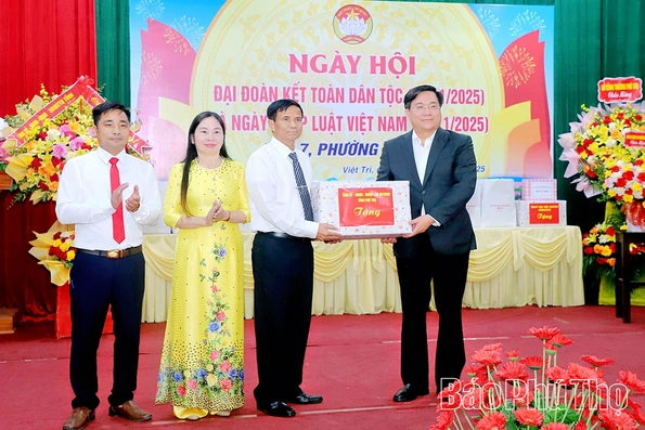 Chủ tịch UBND tỉnh Trần Duy Đông dự Ngày hội Đại đoàn kết toàn dân tộc tại khu 7, phường Việt Trì