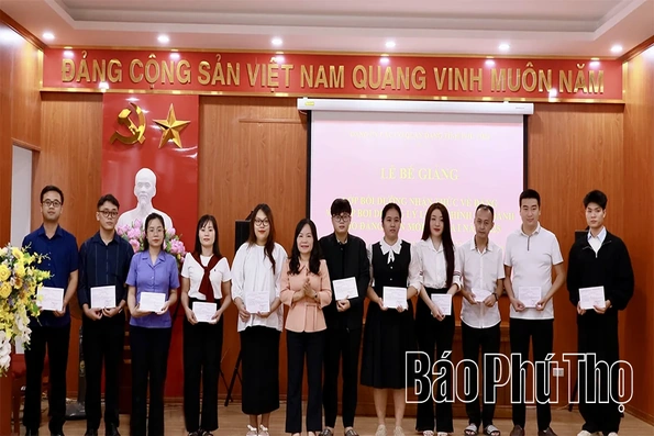 Bế giảng Lớp bồi dưỡng nhận thức về Đảng và Lớp bồi dưỡng lý luận chính trị dành cho đảng viên mới