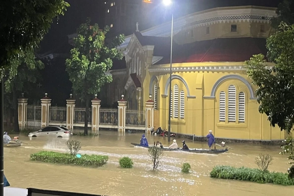 Thời tiết ngày 28/10: Mưa lớn gây lũ chồng lũ, nhiều nơi ở Huế và Đà Nẵng ngập sâu