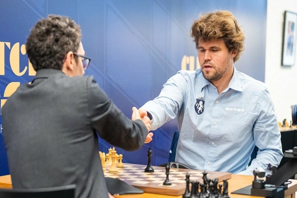 Carlsen thắng áp đảo tại siêu giải Clutch Chess