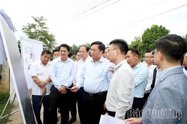 Chairman of the Provincial People’s Committee Tran Duy Dong inspects the implementation of Doan Hung Industrial Park Project