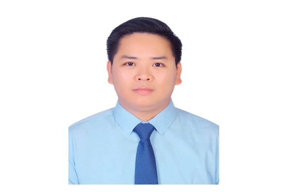 Xây dựng đội ngũ cán bộ có bản lĩnh chính trị vững vàng, phẩm chất đạo đức trong sáng, năng lực và uy tín cao