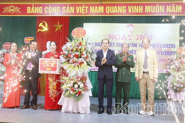 Đồng chí Vi Mạnh Hùng dự Ngày hội đại đoàn kết toàn dân tộc tại khu 11, phường Phong Châu