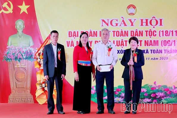 Phó Trưởng Ban Chính sách, chiến lược Trung ương dự Ngày hội Đại đoàn kết toàn dân tộc Khu dân cư xóm Ào U, xã Toàn Thắng