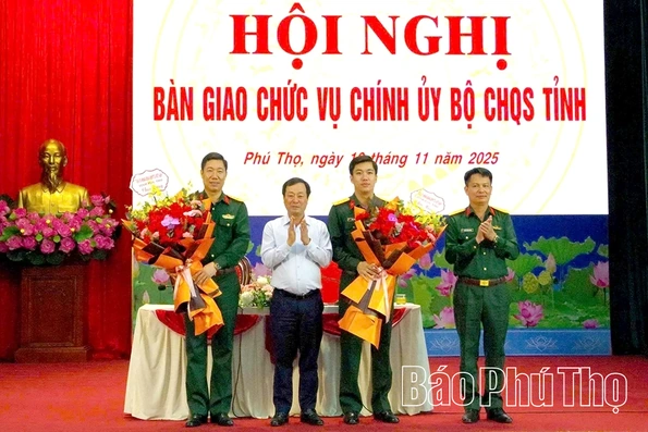 Bàn giao chức vụ Chính uỷ Bộ CHQS tỉnh