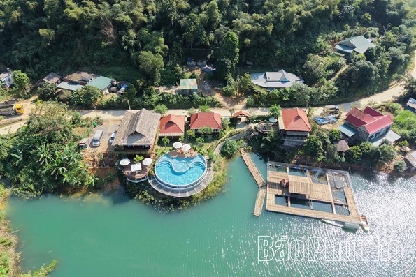 Mây nước Vịnh Hiền Lương - hồ Hòa Bình