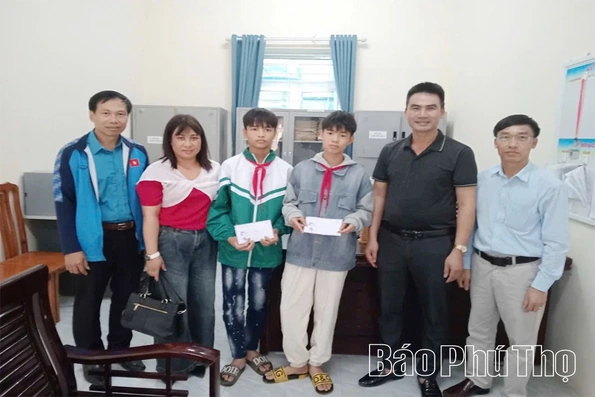 Nhặt được của rơi, 2 học sinh trả lại người đánh mất