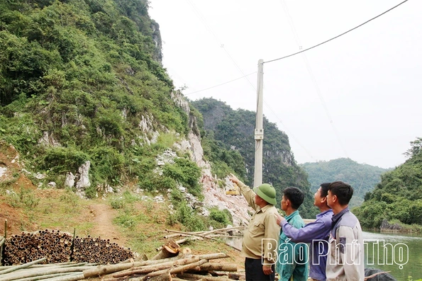 Chuyện về người bảo vệ đàn khỉ hoang dã nơi vùng lòng hồ Hòa Bình