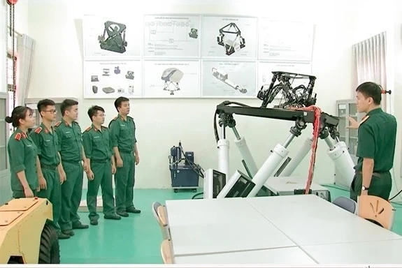 Chú trọng xây dựng nguồn nhân lực chất lượng cao cho lực lượng vũ trang