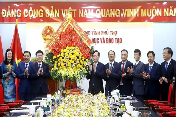 Bí thư Tỉnh ủy Trương Quốc Huy thăm, động viên, chúc mừng ngành Giáo dục và Đào tạo