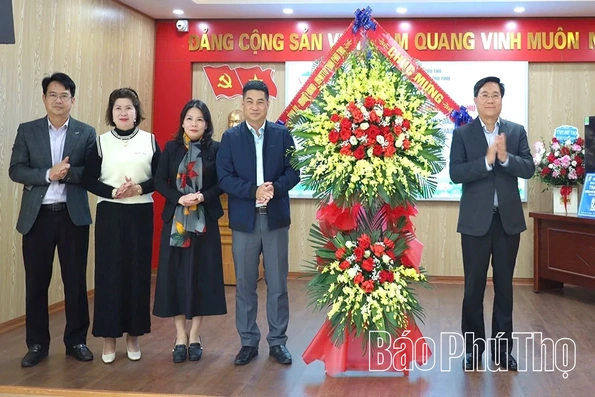 Chủ tịch UBND tỉnh chúc mừng thầy cô giáo Trường Phổ thông Dân tộc Nội trú tỉnh Phú Thọ