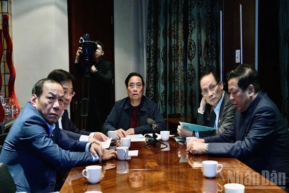 Thủ tướng Phạm Minh Chính chủ trì cuộc họp khẩn trực tuyến từ Nam Phi về ứng phó mưa lũ, thiên tai