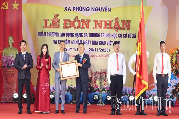 Trường THCS Tứ Xã đón nhận Huân chương Lao động hạng Ba