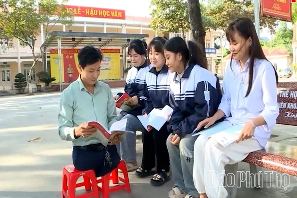 Người thầy “đi bằng đôi tay”: Biểu tượng nghị lực và trái tim nhiệt huyết trên bục giảng