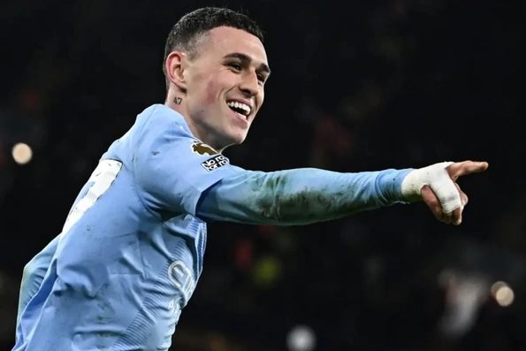 Foden toả sáng phút bù giờ, Man City thắng “hú hồn” trước Leeds