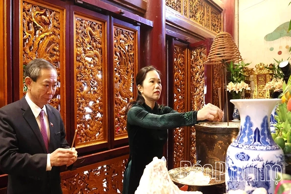 Dâng hương tưởng niệm các Vua Hùng và các Anh hùng liệt sĩ