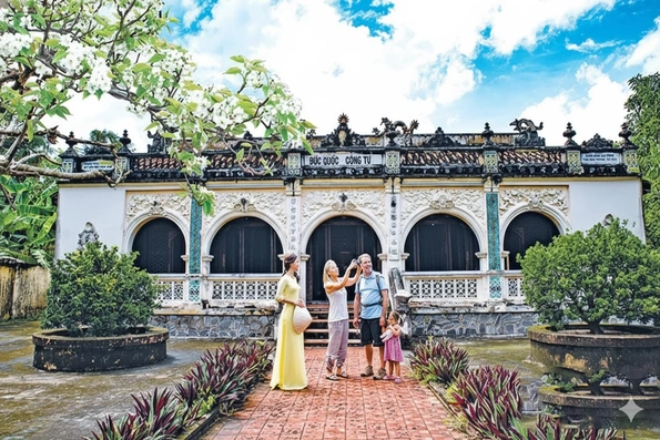 Độc đáo di tích Lăng Hoàng Gia ở Gò Công