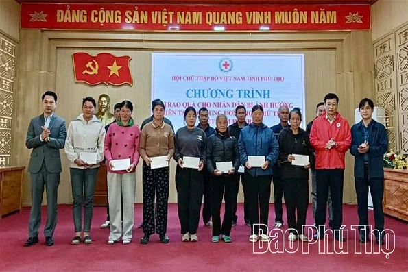 Trao 70 suất quà cho các hộ dân bị ảnh hưởng thiên tai