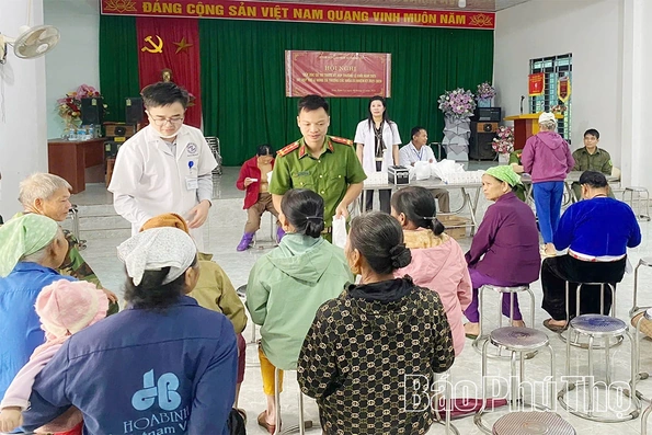 Công an xã Thượng Cốc phối hợp Bệnh viện khám, cấp thuốc miễn phí cho người dân