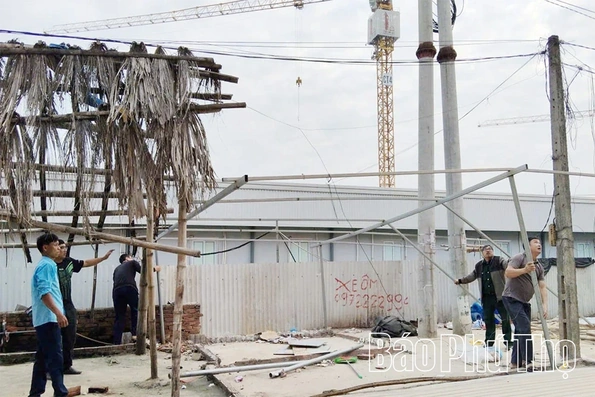 Cẩm Khê kiên quyết giải tỏa vi phạm hành lang an toàn giao thông đường bộ