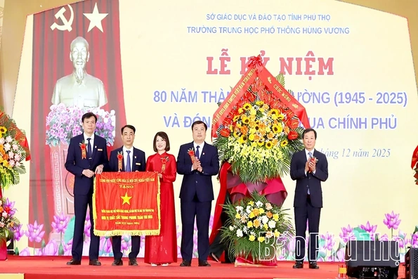 Trường THPT Hùng Vương kỷ niệm 80 năm thành lập và đón nhận Cờ thi đua Chính phủ