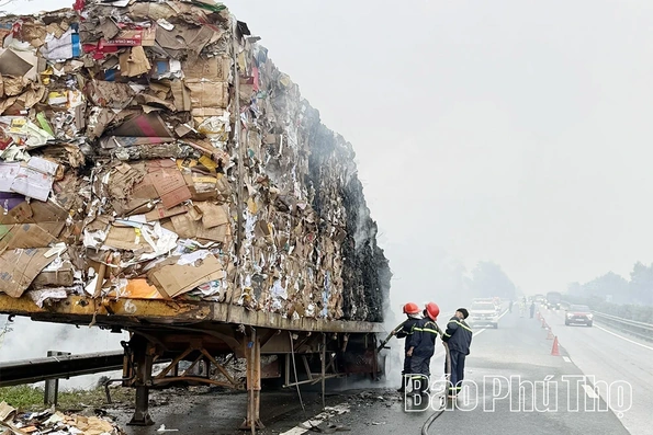 Hơn 20 cán bộ, chiến sĩ tham gia chữa cháy xe đầu kéo trên cao tốc Nội Bài- Lào Cai