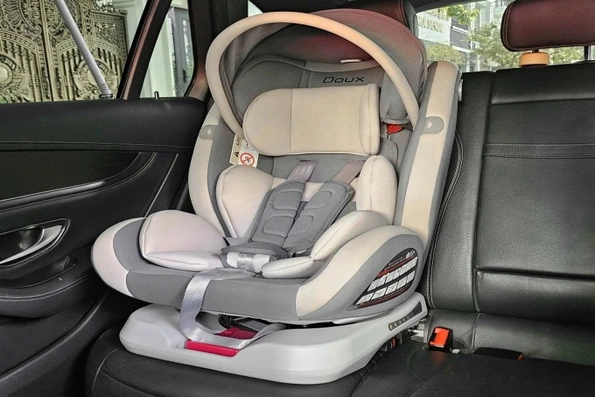 Xe kinh doanh không bắt buộc phải lắp ghế an toàn cho trẻ