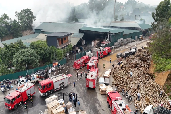 Cháy lớn tại Công ty chế biến gỗ trên địa bàn xã Xuân Lũng.