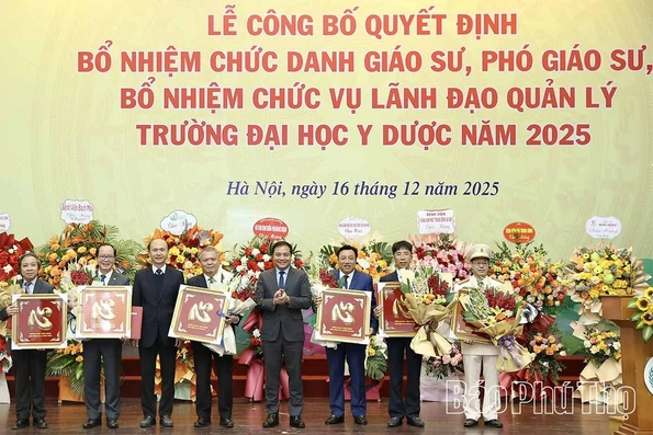 Phó Chủ tịch UBND tỉnh Nguyễn Huy Ngọc nhận Quyết định bổ nhiệm chức danh Giáo sư ngành Y học
