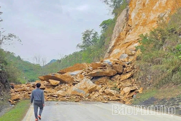 Quốc lộ 6 đoạn qua xã Mai Châu hiện còn 5 điểm có nguy cơ sạt lở nguy hiểm