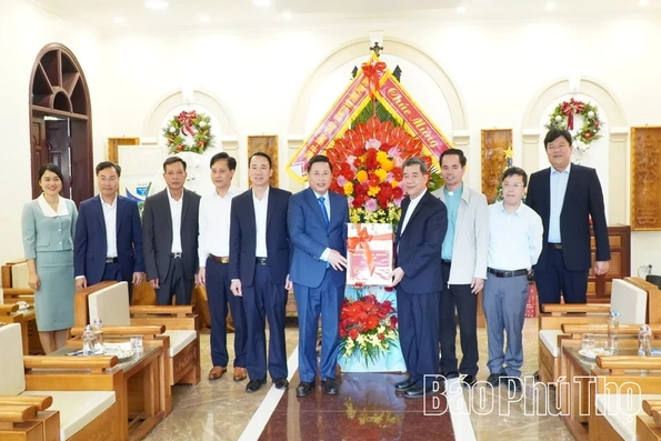 Phó Chủ tịch UBND tỉnh thăm, chúc mừng Giáo phận Hưng Hoá nhân dịp Lễ Giáng sinh