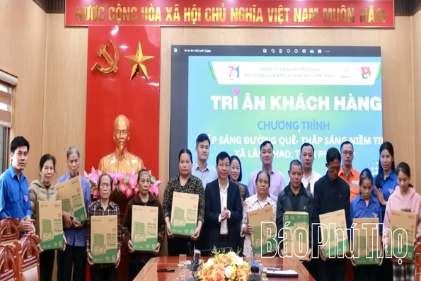 Đội Quản lý điện lực Lâm Thao tri ân khách hàng