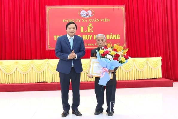 Trao Huy hiệu 80 năm tuổi Đảng cho đảng viên Đinh Trung Viên