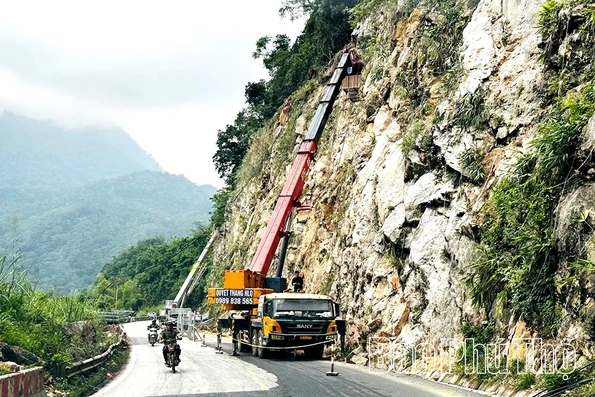 Khắc phục điểm sạt lở trên đèo Thung Khe, bảo đảm an toàn Quốc lộ 6