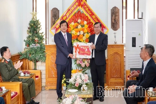 Phó Bí thư Tỉnh ủy Nguyễn Mạnh Sơn thăm, chúc mừng Lễ Giáng sinh tại Giáo xứ Trù Mật và Hà Thạch