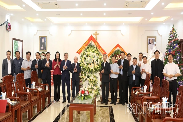 Chủ tịch HĐND tỉnh Bùi Đức Hinh chúc mừng Giáo phận Phát Diệm nhân dịp Lễ Giáng sinh